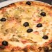 Pizza cotta in forno a legna